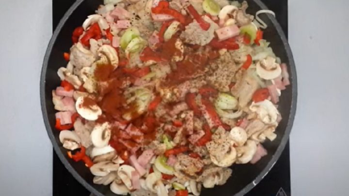 Zbojnický bůček s žampiony a paprikou