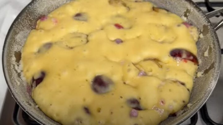 Koláč z pánve s jogurtem a švestkami