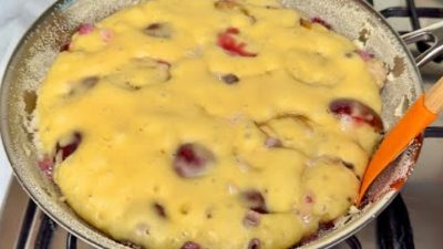 Koláč z pánve s jogurtem a švestkami