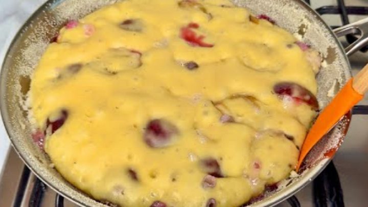 Koláč z pánve s jogurtem a švestkami