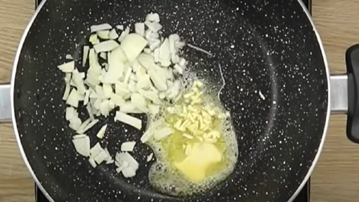 Houbová polévka s tymiánem a smetanou