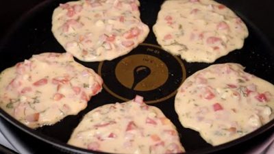 Šunkové placičky se smetanou a rajčaty