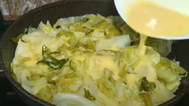 Mladé zelí s vejci a jarní cibulkou