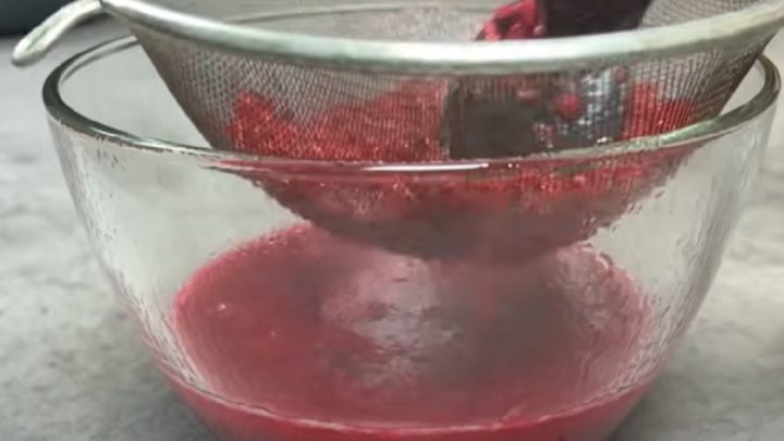 Pikantní omáčka z červeného rybízu