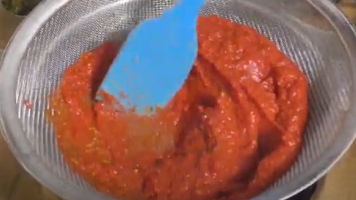 Domácí rajčatový protlak ze 3 ingrediencí