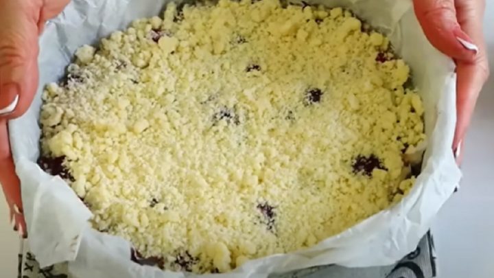 Kakaový koláč s třešněmi a drobenkou