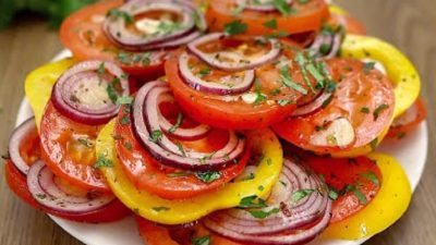 Salát do krabičky s rajčaty a cibulí