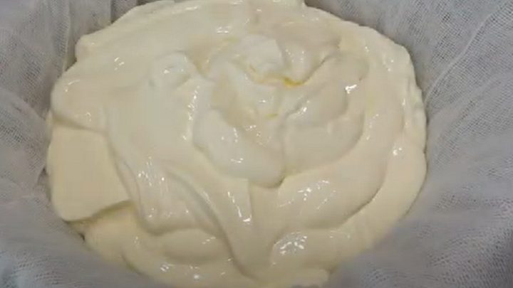 Vláčný domácí medovník s jemným krémem