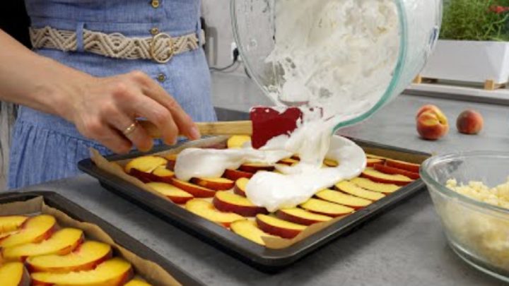 Broskvový koláč s drobenkou a krémem