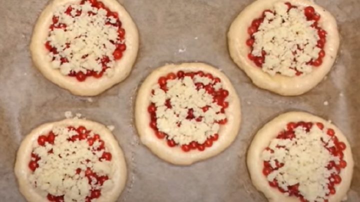 Rybízové koláčky s drobenkou