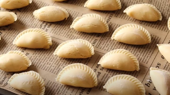 Sušenky s ořechovou náplní a džemem