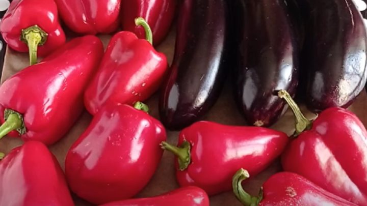 Domácí ajvar z pečených paprik a lilku