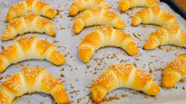 Rohlíky sypané sezamem z kynutého těsta