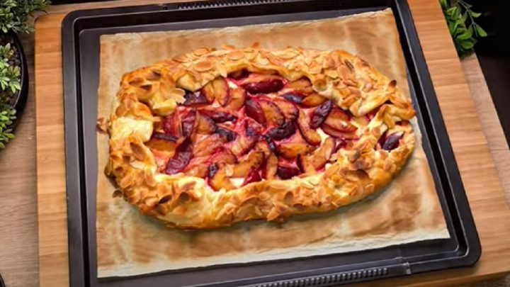 Galetka z listového těsta se švestkami