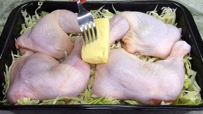 Kuře pečené na zelí s rýží a mrkví