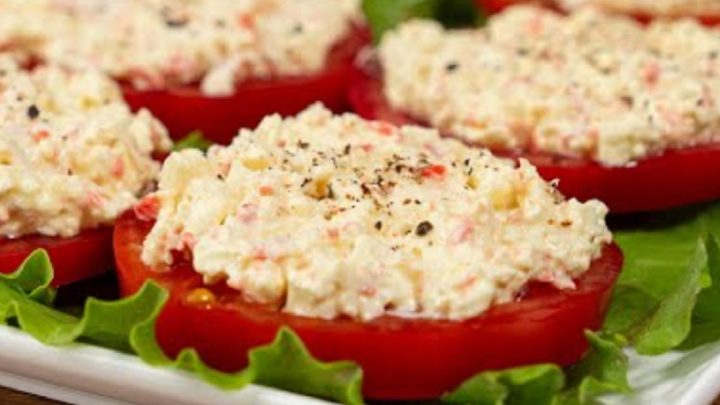 Rajčatové jednohubky s krabími tyčinkami