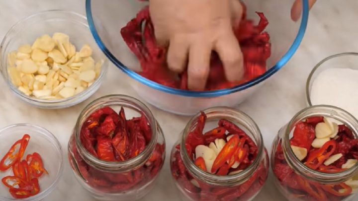 Sušené papriky v oleji s česnekem