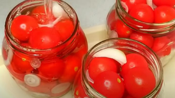 Nakládaná rajčata s cibulí a česnekem