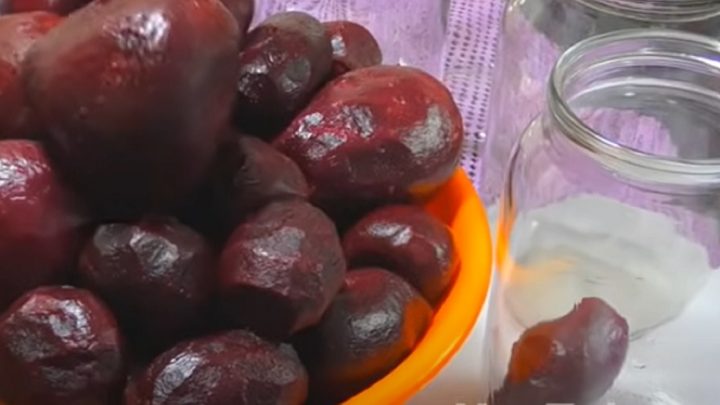 Zavařená červená řepa ve sladkém nálevu