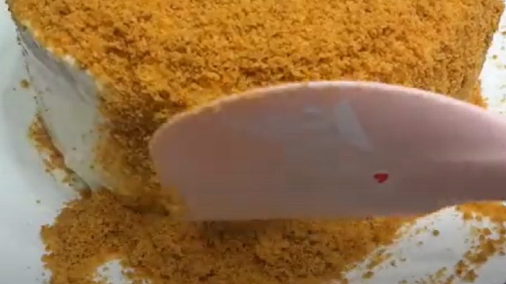 Vláčný domácí medovník s jemným krémem