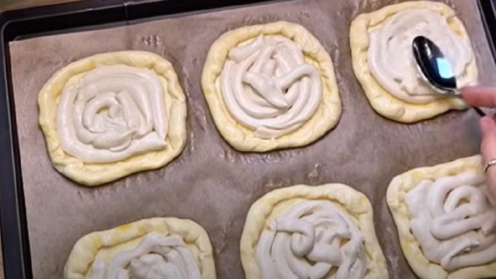 Koláče z listového těsta s višněmi