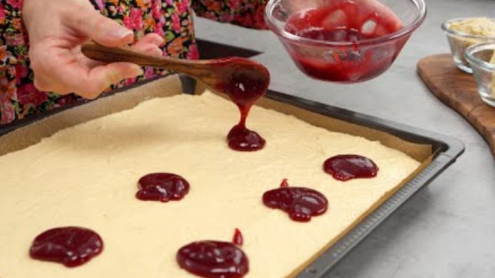 Jednoduchý koláč s marmeládou a mandlemi