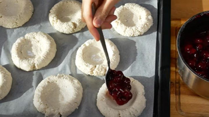 Tvarohové koláčky s višněmi a plátky mandlí