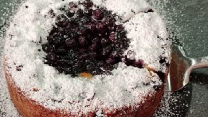 Koláč s borůvkovou náplní a vanilkou