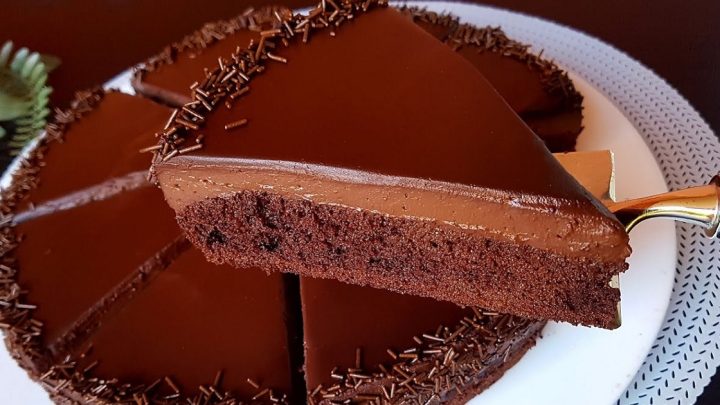 Lžičkový kakaový dort s čokoládou