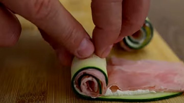 Pečené cuketové špízy plněné šunkou