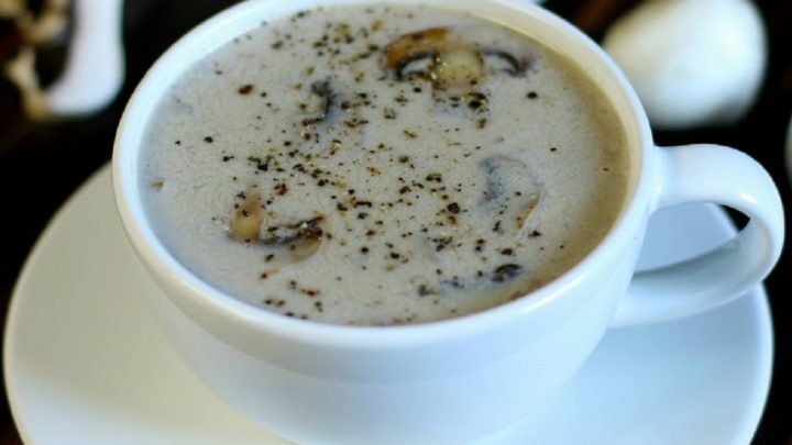 Houbová polévka s tymiánem a smetanou