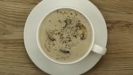 Houbová polévka s tymiánem a smetanou