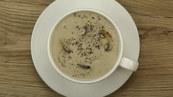 Houbová polévka s tymiánem a smetanou