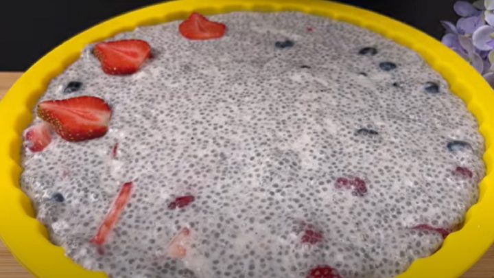 Chia dort s ovocem a kokosovým mlékem