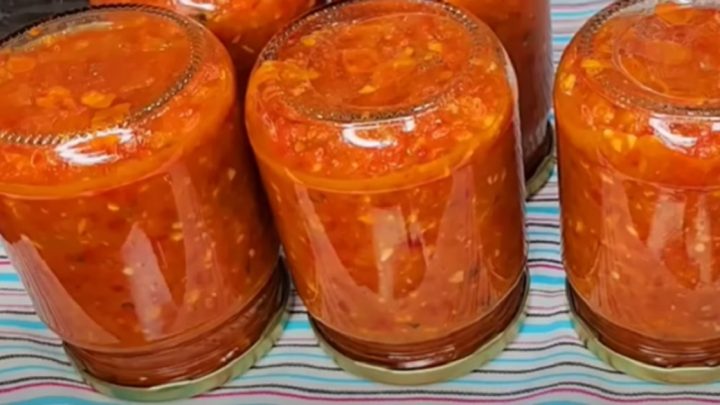 Pikantní adžika s česnekem a koriandrem