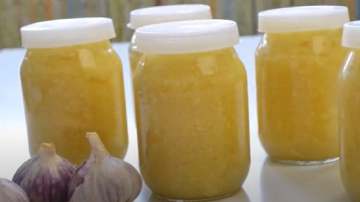 Česneková pasta se solí a olejem