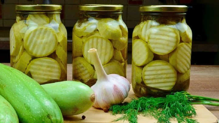 Marinované cukety ve sladko-slaném nálevu