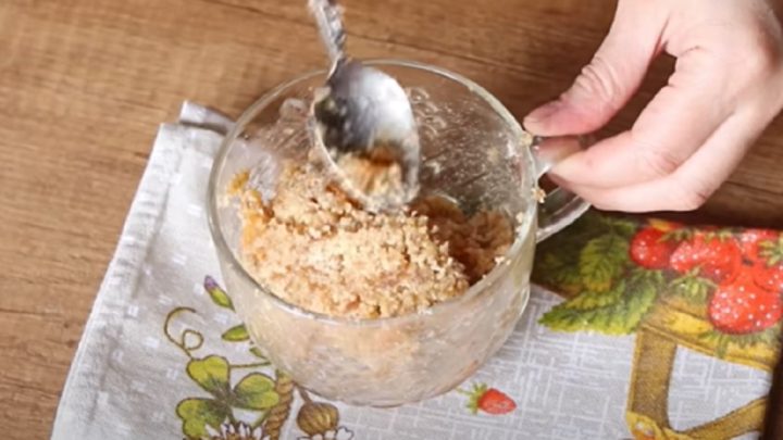 Sušenky s ořechovou náplní a džemem