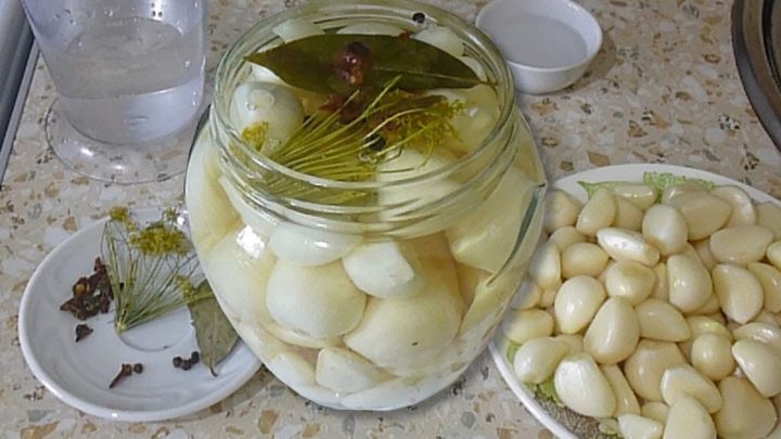 Nakládaný česnek na zimu s koprem