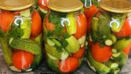 Nakládaná rajčata s okurkami a česnekem