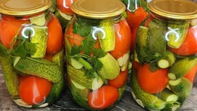 Nakládaná rajčata s okurkami a česnekem