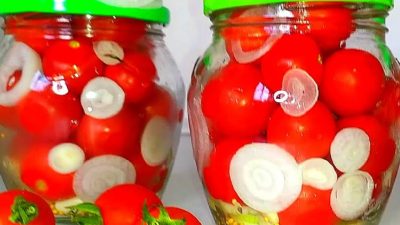 Nakládaná rajčata s cibulí a česnekem