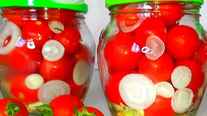 Nakládaná rajčata s cibulí a česnekem