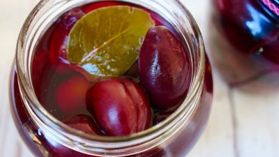 Nakládané švestky ve sladkokyselém nálevu