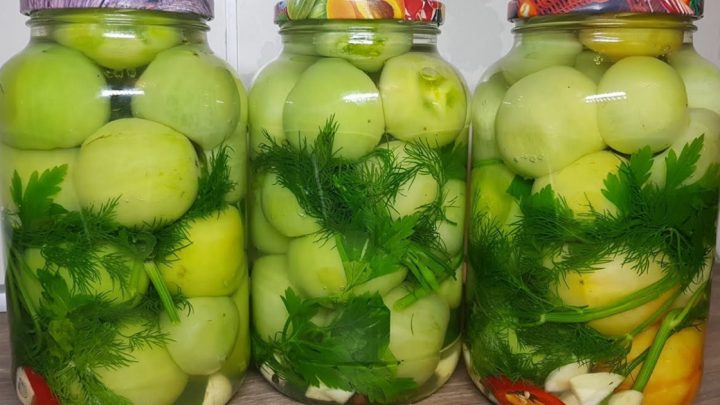 Zelená rajčata na zimu s feferonkou