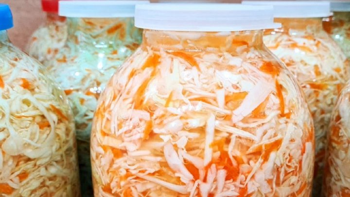 Zelný salát do skla jen ze 4 ingrediencí