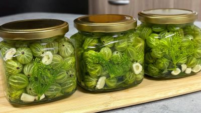 Nakládaný angrešt ve sladko-slaném nálevu