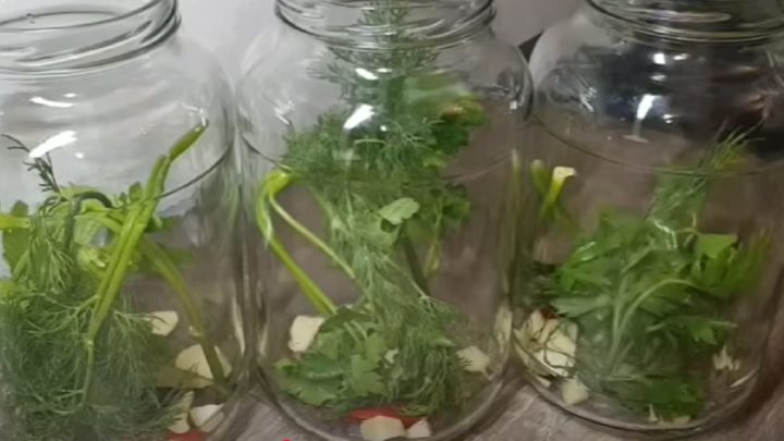 Zelená rajčata na zimu s feferonkou