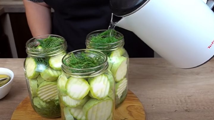 Marinované cukety ve sladko-slaném nálevu