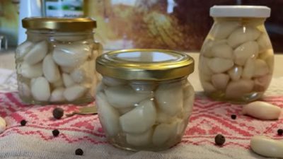 Marinovaný česnek na zimu s bokovým listem